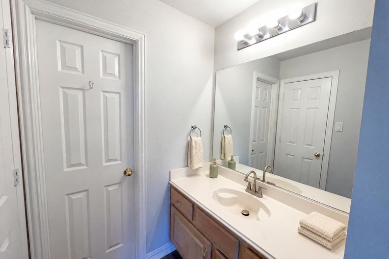 Photo 7 of 23 of 3421 Sandy Trail Ln, Plano, TX
