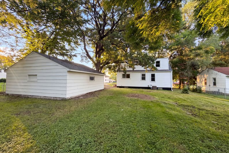 Photo 5 of 25 of 2084 Hillview Rd, Mounds View, MN