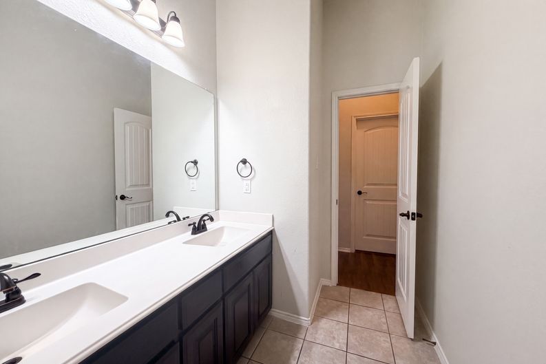 Photo 17 of 21 of 11920 Hassop Ln, Burleson, TX