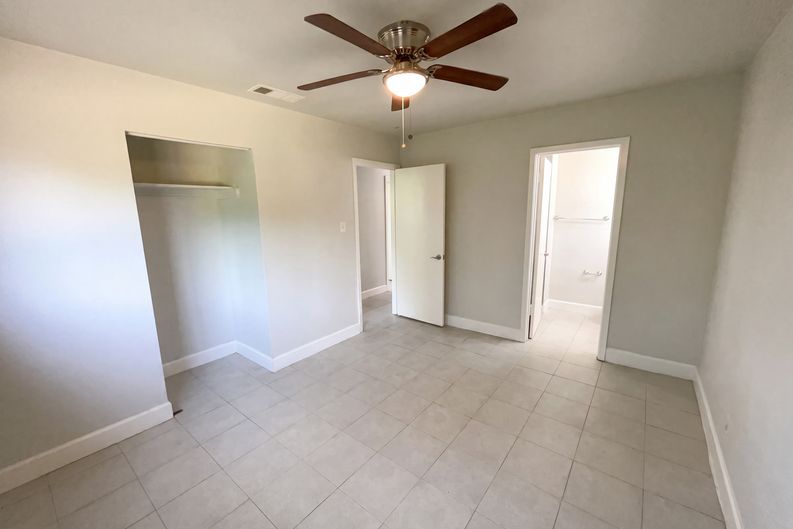 Photo 12 of 18 of 7303 Havenbrook Dr, San Antonio, TX