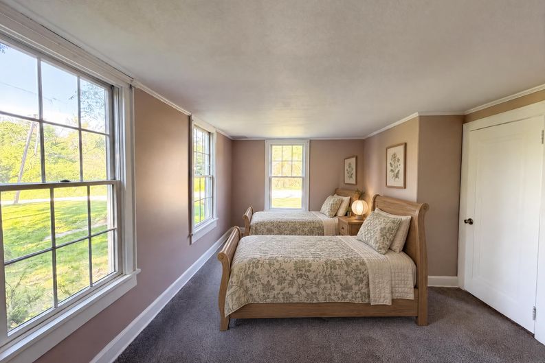 Photo 4 of 31 of 23691 Redfern Rd, Columbia Station, OH
