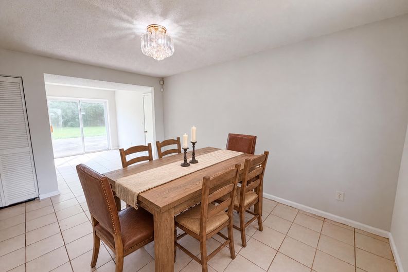 Photo 9 of 20 of 6786 Moss Ct, North Charleston, SC