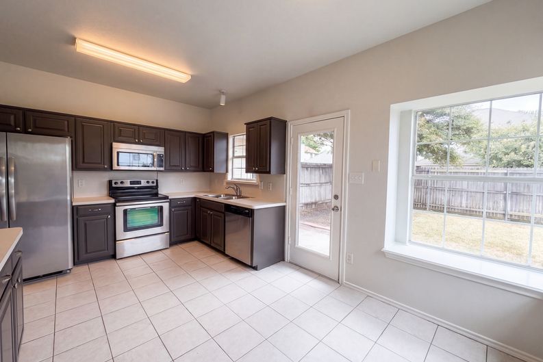 Photo 10 of 26 of 1406 Di Orio Dr, Lewisville, TX