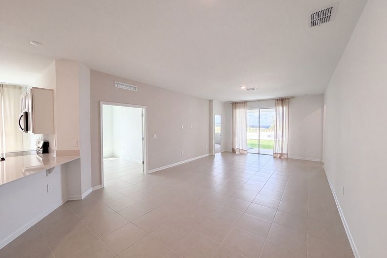 Photo 3 of 20 of 1520 Redwood Ln, Haines City, FL