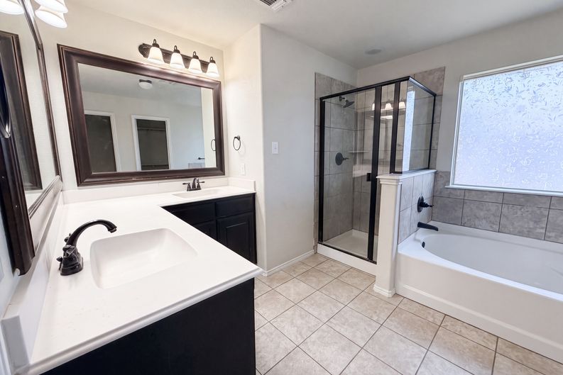 Photo 6 of 21 of 11920 Hassop Ln, Burleson, TX