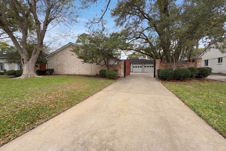 Photo 6 of 19 of 10726 Sugar Hill Dr, Houston, TX