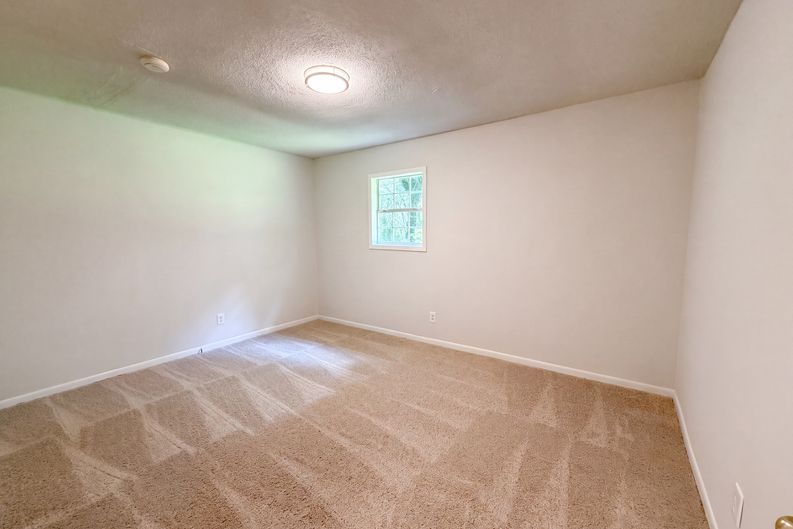 Photo 9 of 24 of 3704 Meadowview Dr, Lithia Springs, GA
