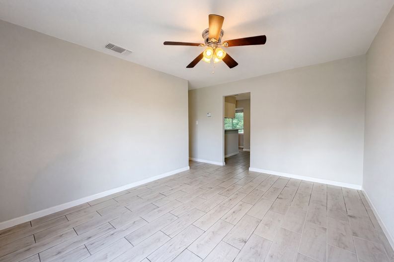Photo 3 of 16 of 102 Dartmoor Dr, Schertz, TX