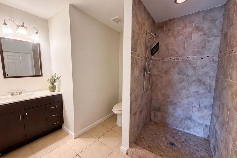 Photo 8 of 14 of 7018 Lynwood Dr, Tampa, FL