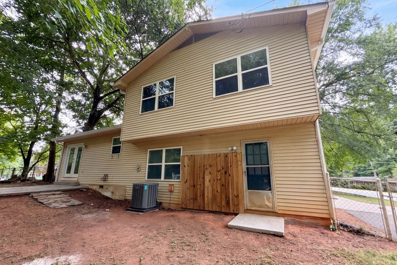 Photo 21 of 25 of 3691 Lavilla Dr, Powder Springs, GA