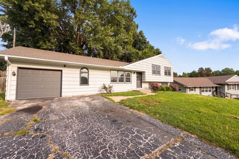 Photo 16 of 20 of 12904 E 54th St, Kansas City, MO