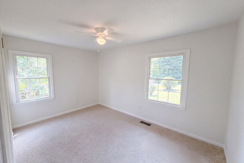 Photo 10 of 20 of 3221 Meadow Ln, Winston Salem, NC