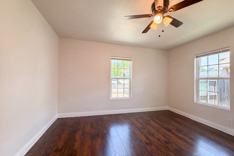 Photo 4 of 17 of 2832 Avenue I, Fort Worth, TX