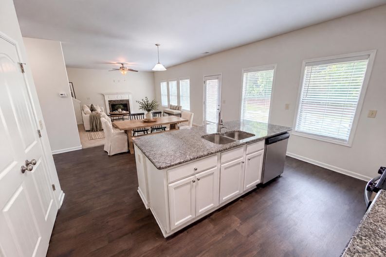 Photo 13 of 41 of 821 Walnut Woods Dr, Braselton, GA