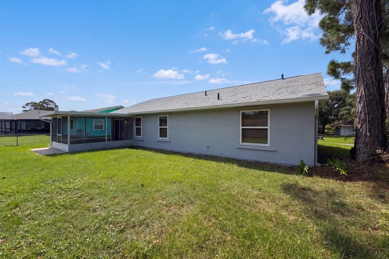 Photo 5 of 28 of 1061 Hunt St NW, Palm Bay, FL