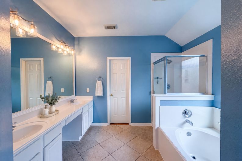 Photo 22 of 41 of 11810 White Water Bay Dr, Pearland, TX