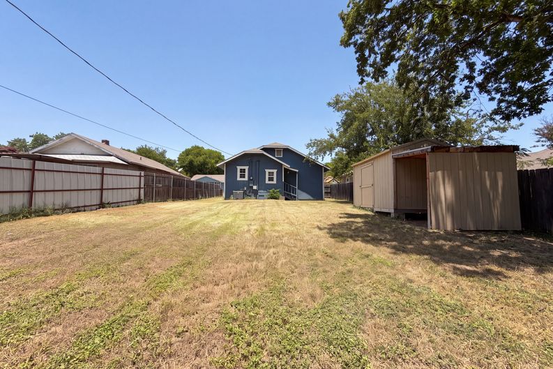 Photo 5 of 17 of 2832 Avenue I, Fort Worth, TX