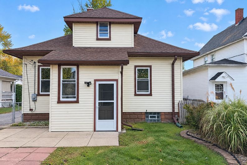 Photo 19 of 25 of 2719 Peavey St, Port Huron, MI
