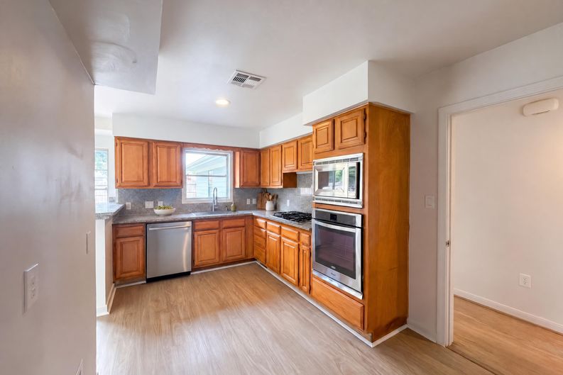 Photo 6 of 29 of 3026 Deal St, Houston, TX