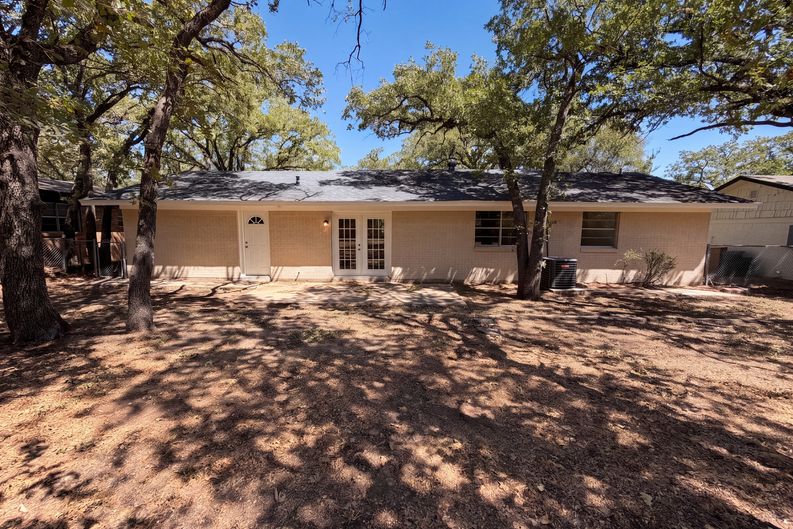 Photo 5 of 23 of 1229 King Dr, Bedford, TX