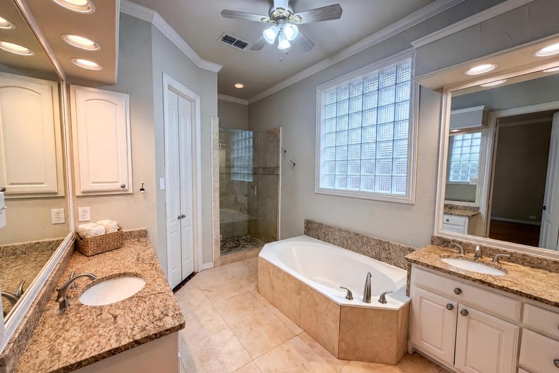 Photo 6 of 29 of 1309 Winding Brook Dr, Garland, TX