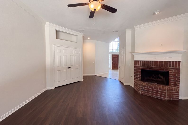 Photo 6 of 31 of 7645 Hove Ct, Plano, TX