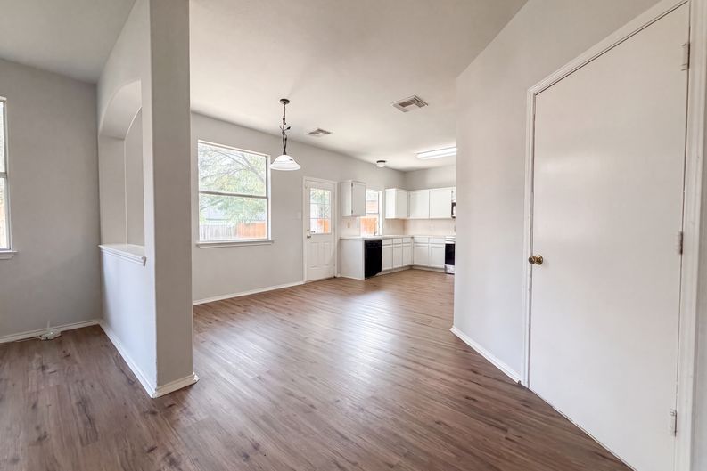 Photo 7 of 19 of 9927 Autumn Dawn, Converse, TX