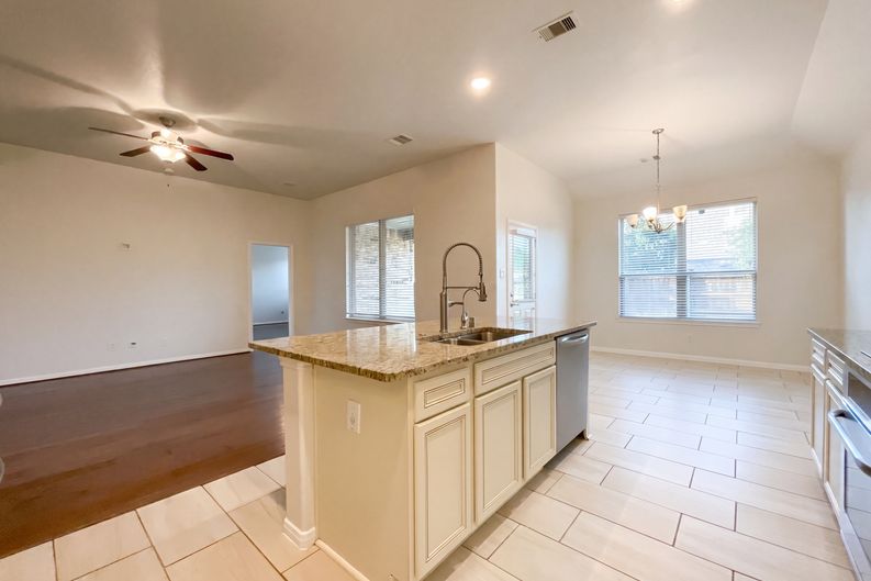 Photo 9 of 19 of 21205 Timber Bluff Ln, Porter, TX