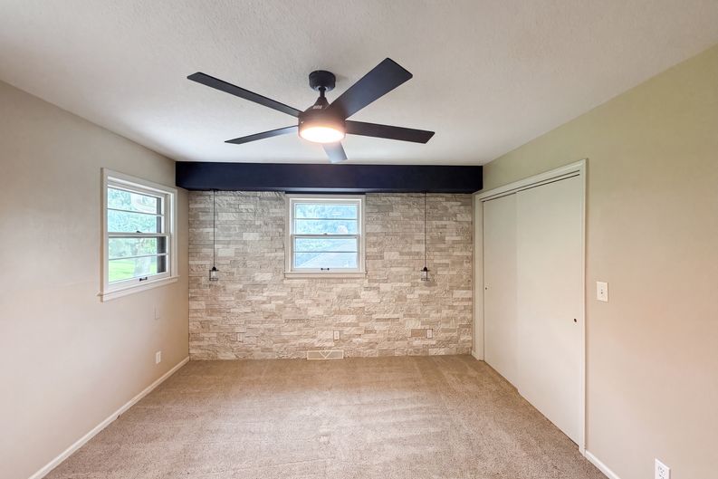 Photo 9 of 23 of 4321 NW Briarcliff Ln, Kansas City, MO