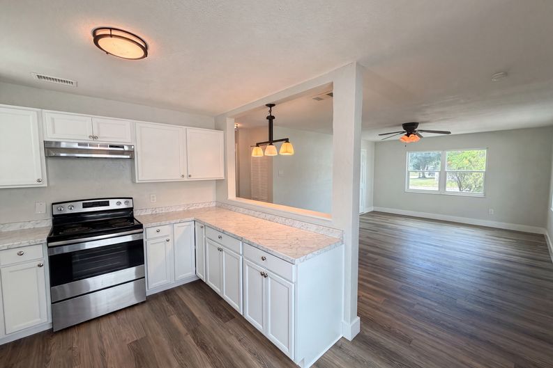 Photo 8 of 21 of 2596 38th Ave N, Saint Petersburg, FL