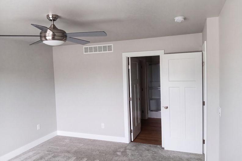 Photo 4 of 24 of 15215 Deerview Dr, Urbandale, IA