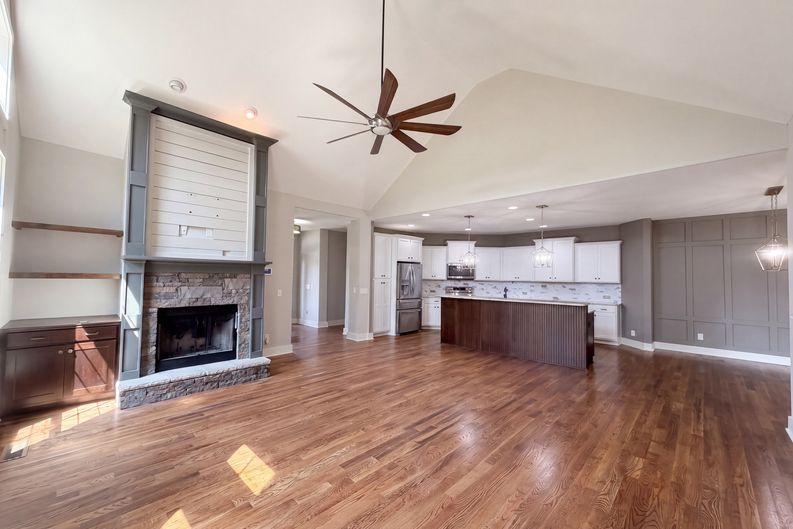 Photo 3 of 24 of 2155 Savage Creek Dr, Springfield, TN