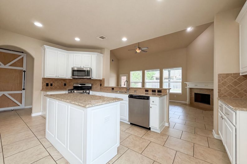 Photo 9 of 24 of 20192 Southwood Oaks Dr, Porter, TX