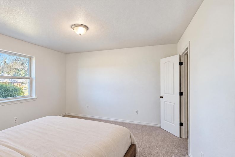 Photo 16 of 33 of 2120 Lazy Brook Trl, Edmond, OK