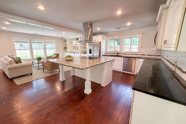 Photo 6 of 20 of 829 W 2nd North St, Summerville, SC