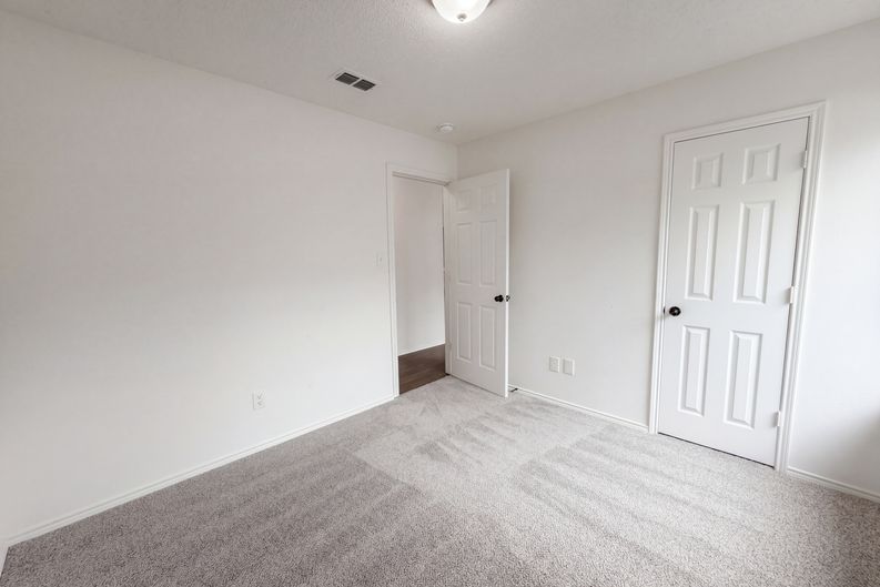 Photo 14 of 31 of 1033 Olivewood Ln, Fort Worth, TX