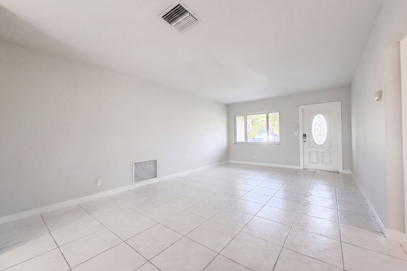 Photo 8 of 25 of 4360 NW 12th Dr, Deerfield Beach, FL