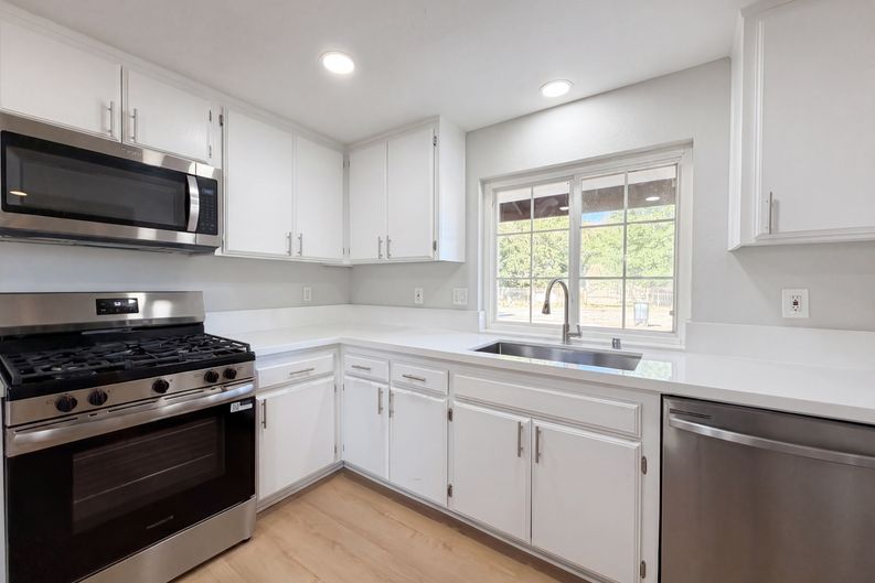 Photo 10 of 21 of 40733 176th St E, Lancaster, CA