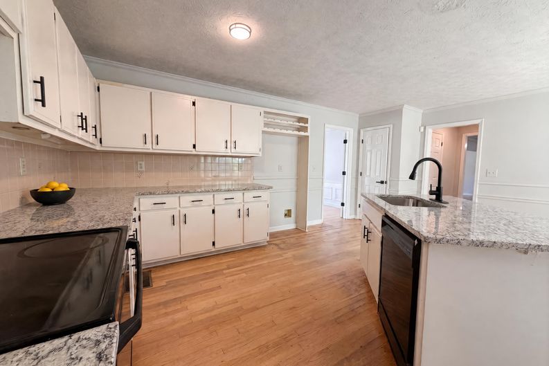 Photo 16 of 22 of 1033 Chestnut Hill Cir SW, Marietta, GA