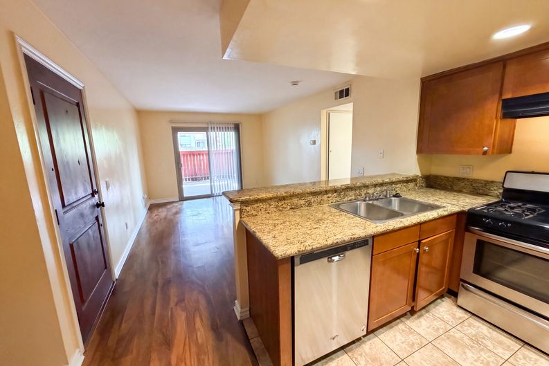 Photo 10 of 31 of 920 S Palmetto Ave, Ontario, CA