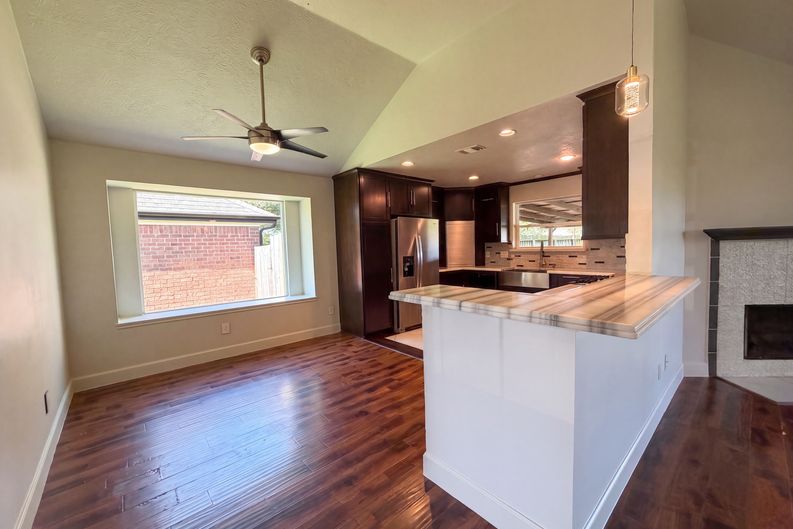 Photo 8 of 18 of 4750 Backenberry Dr, Friendswood, TX