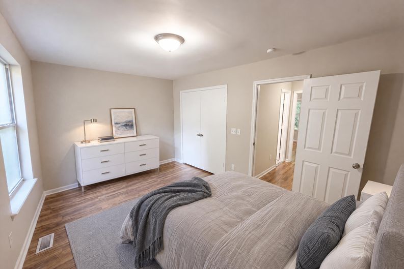 Photo 4 of 19 of 4037 Briarhill Dr, Charlotte, NC