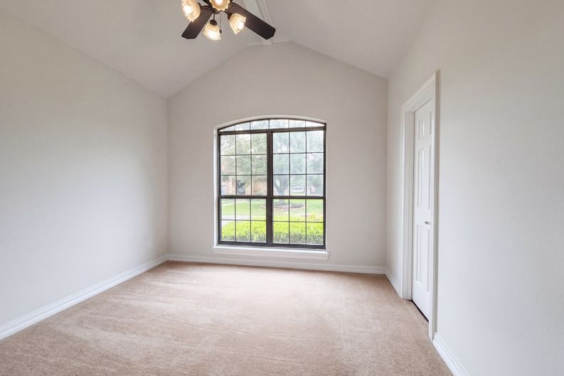 Photo 4 of 28 of 2405 Castle Rock Rd, Arlington, TX