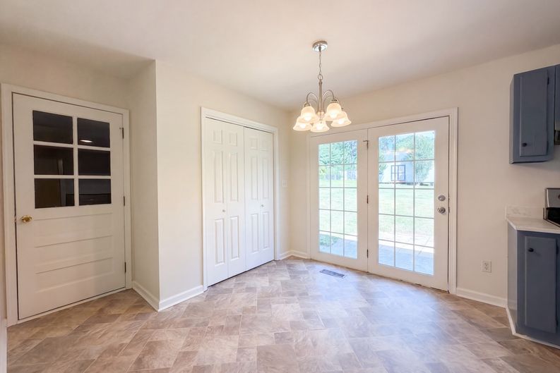 Photo 7 of 20 of 3221 Meadow Ln, Winston Salem, NC