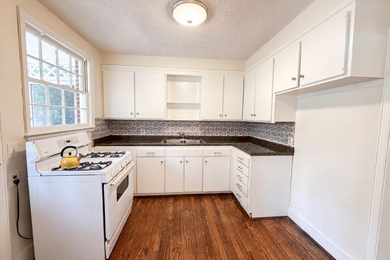 Photo 8 of 14 of 1901 Glenwood Rd, Columbia, SC