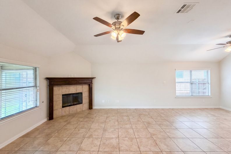 Photo 8 of 20 of 709 Ravenwood Dr, Saginaw, TX
