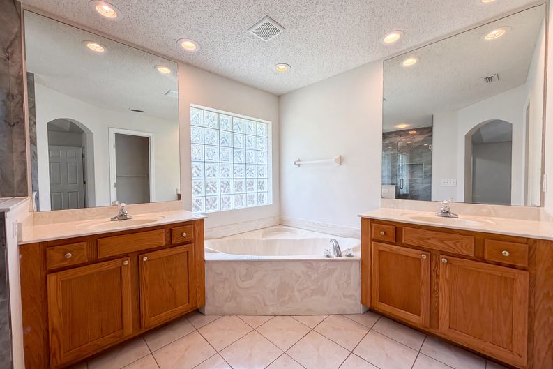 Photo 16 of 23 of 8436 Staplehurst Dr W, Jacksonville, FL