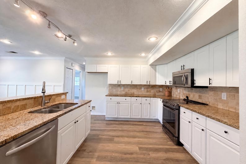 Photo 9 of 34 of 2805 105th St E, Palmetto, FL