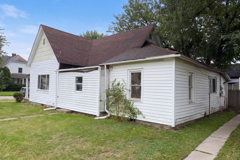 Photo 5 of 27 of 309 B St NE, Linton, IN