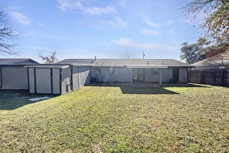 Photo 5 of 18 of 1105 E 17th St, Georgetown, TX